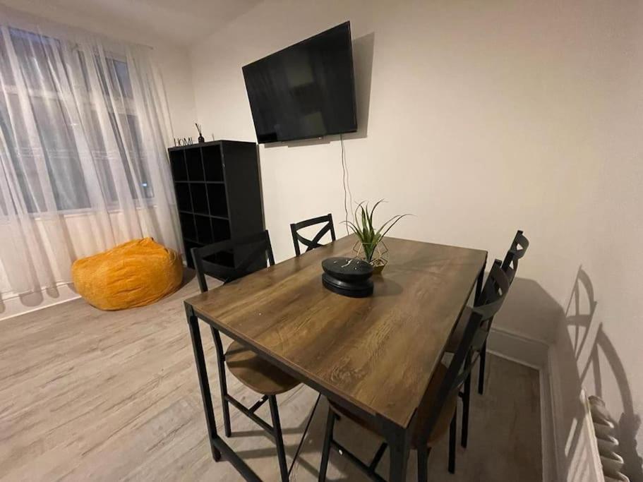 Beautiful 2 Bedroom On Tower Bridge Londra Esterno foto